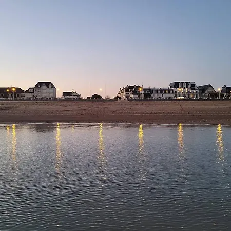 Apartment Avec Terrasse, Parking Prive Et Acces Direct A La - Fr-1-465-86 *