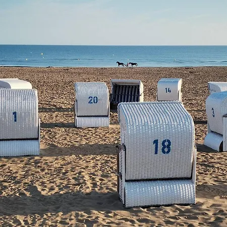 Apartment Avec Terrasse, Parking Prive Et Acces Direct A La - Fr-1-465-86 Merville-Franceville-Plage